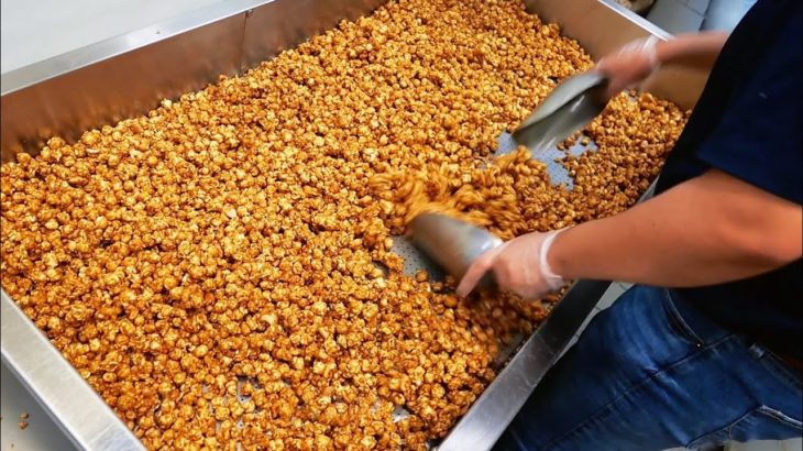 American Food – The BEST POPCORN in Chicago! Garrett Popcorn’s Cheddar and Caramel Mix